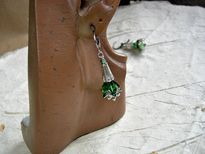 Vintage style floral earrings with emerald green glass flowers, silver finish details & crystal. 